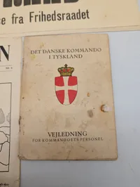 Samling af danske modstandsdokumenter og militærvejledning fra 2. verdenskrig