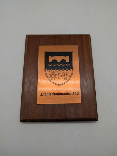 Tysk Pionierkommando 850 mindeplade i træ og kobber, 1990