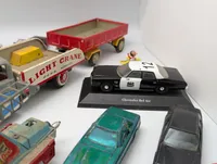 Samling af vintage modelbiler og legetøjskøretøjer