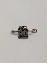 Antik broche i sølv med løvefigur og bogstaverne KU Konservativ Ungdom 