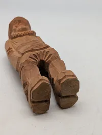 Håndskåret træfigur af skægget mand med hat
