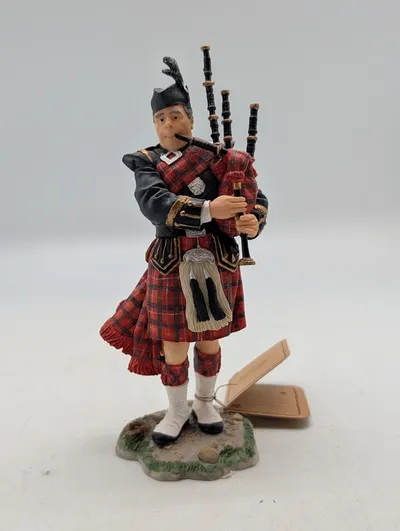 Skotsk Sækkepibespiller Figur i Traditionel Kilt