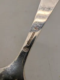 Georg Jensen jubilæumsske i sterlingsølv, designet af Henning Koppel