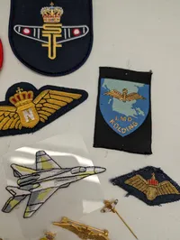 Samling af danske Flyvevåbnet emblemer, stofmærker og pins