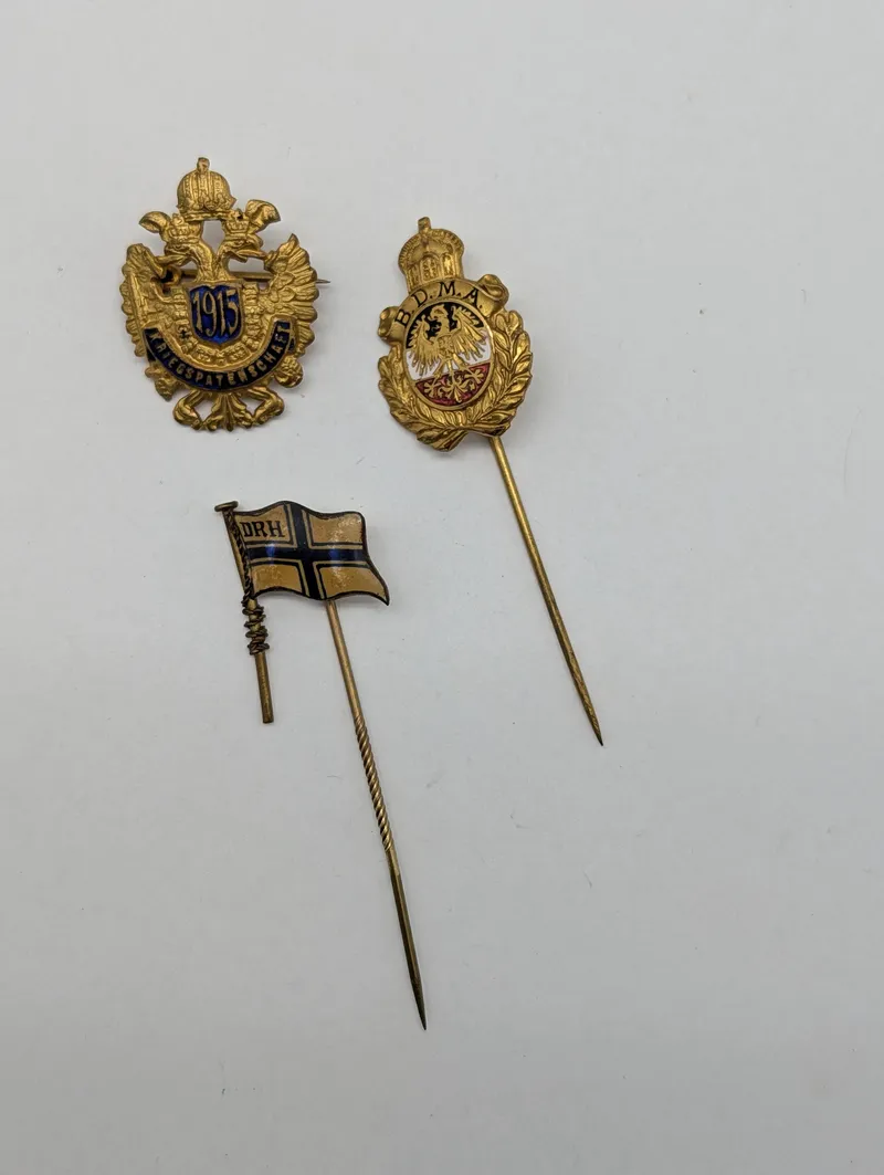 Samling af tre tyske militære og patriotiske emblemer fra 1. verdenskrig
