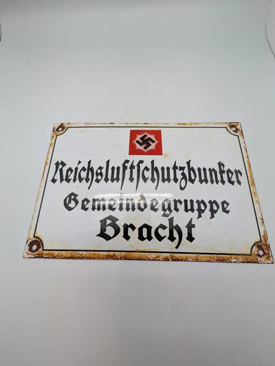 Emaljeskilt fra Reichsluftschutzbunker Gemeindegruppe Bracht