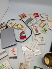 Samling af vintage tændstikæsker, smykker og diverse samlerobjekter