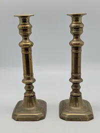 Et par antikke balusterformede lysestager af messing