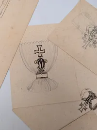 Samling af antikke tegninger af ordensinsignier og heraldiske motiver