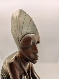 Håndskåret afrikansk træfigur af kriger med tromme og spyd