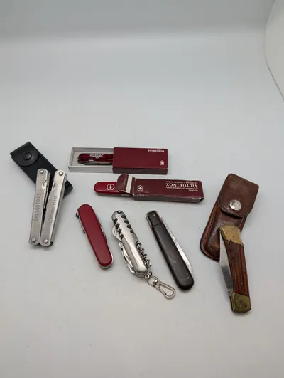 Samling af lommeknive og multiværktøj herunder Victorinox og Chicago Tools