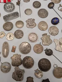 Samling af antikke danske medaljer, emblemer og foreningstegn