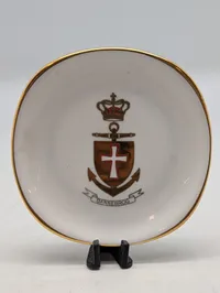 Dansk porcelænstallerken med Dannebrog kongeskibets emblem