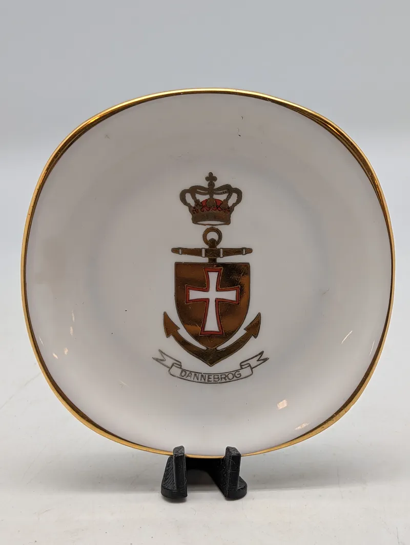 Dansk porcelænstallerken med Dannebrog kongeskibets emblem