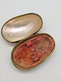 Antik fransk Palais Royal sy-etui i perlemor med forgyldte redskaber