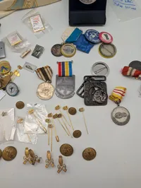 Samling af vintage medaljer, pins og militære knapper