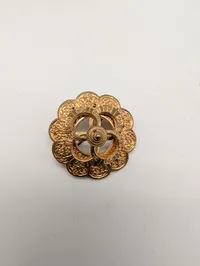 No. 44 Smykker Gold-Tone Stud Earrings and Filigree Brooch Set