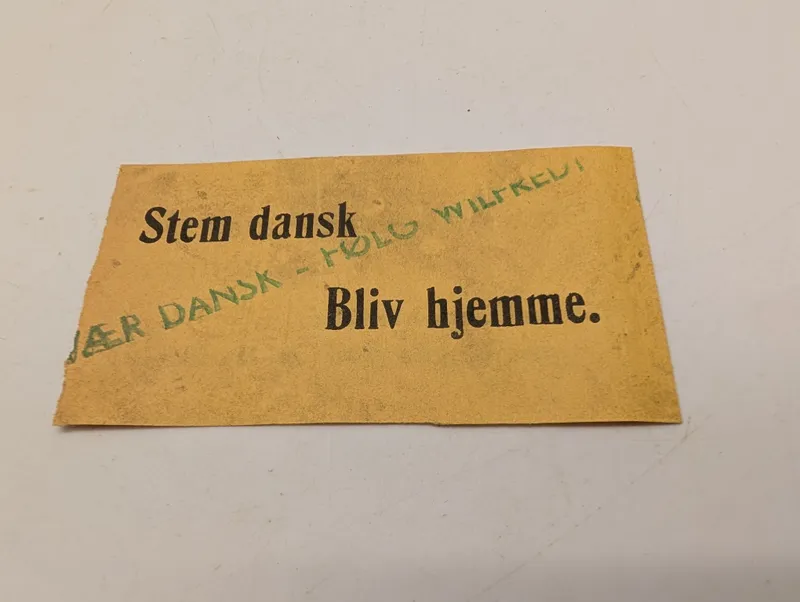 Dansk politisk mærkat, "Stem dansk - Bliv hjemme", Wilfred Petersen