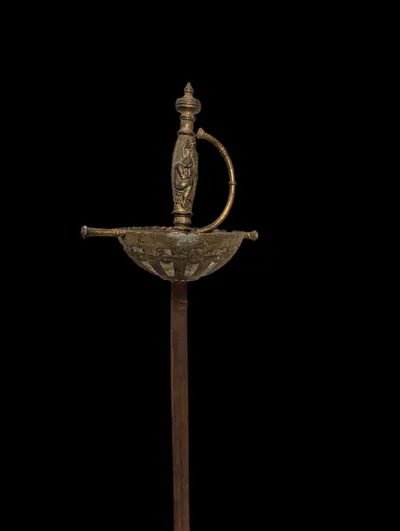 Spansk Cup-Hilt Rapier med ciseleret messingfæste og figuralt greb