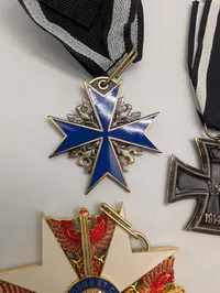 Samling af tyske militære ordener: Pour le Mérite, Jernkorset og Den Røde Ørn, repro 