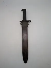 Amerikansk M1 Bajonet fremstillet af Utica Cutlery med HTK-mærket skede