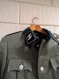 Wiking SS-uniformsjakke og lyseblå skjorte med emblemer, efter 45 