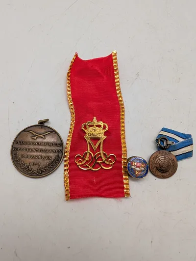 Samling af danske medaljer og emblemer inkl. Flyveudstillingen 1927