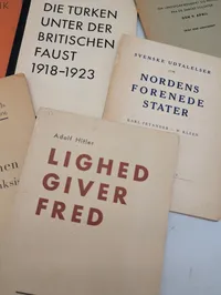Samling af politiske pjecer og bøger fra 1930'erne og 1940'erne