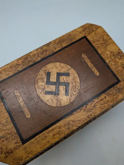 Tysk Art Deco træskrin med indlagt hagekors WW2