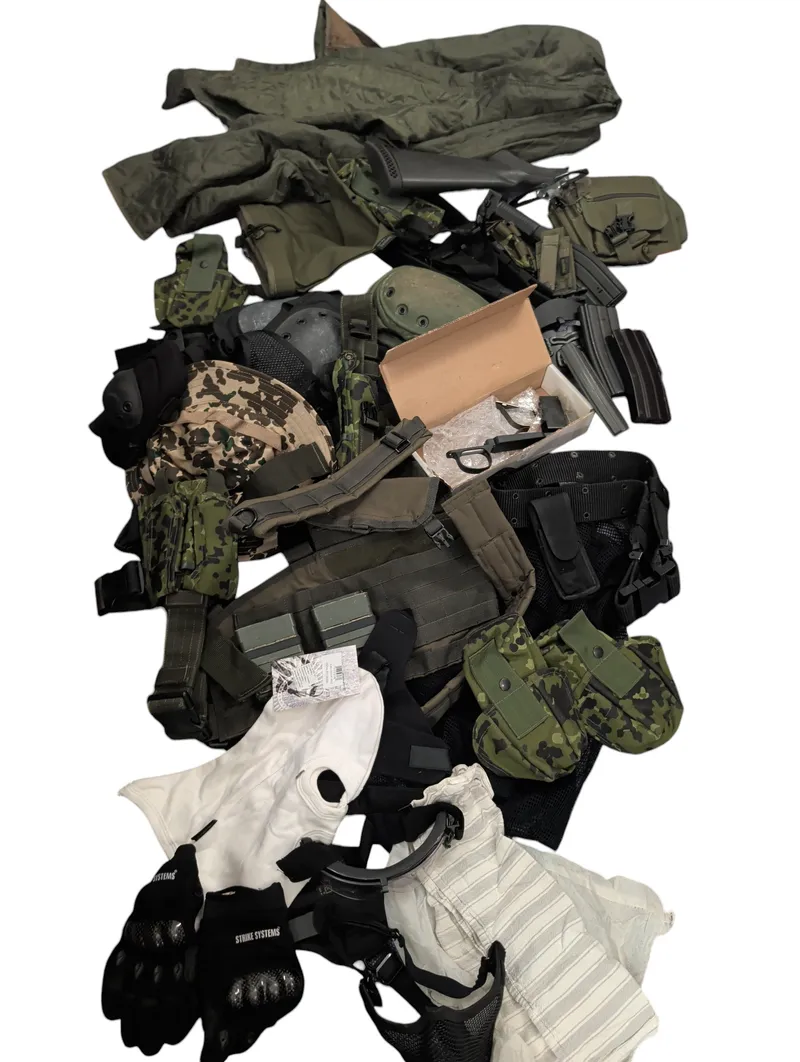 Stor samling af Airsoft udstyr og militærtilbehør