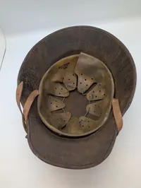 Tysk M16 Stahlhelm med Wehrmacht-dekaler og læderrem, EFTERKRIGS