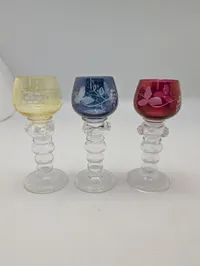 Sæt med tre antikke tyske Roemer-glas med graveret vinrankemotiv