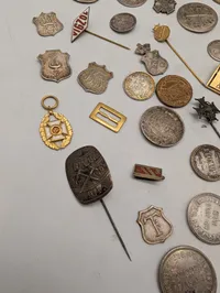 Samling af antikke og vintage danske emblemer, nåle og mønter
