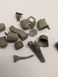 Samling af antikke fingerbøl og metalfund i bronze og kobberlegering