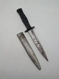 Tysk kampkniv fra 1. verdenskrig med metalskede