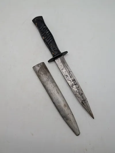 Tysk kampkniv fra 1. verdenskrig med metalskede