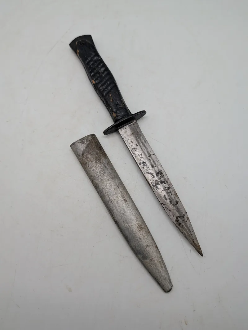 Tysk kampkniv fra 1. verdenskrig med metalskede