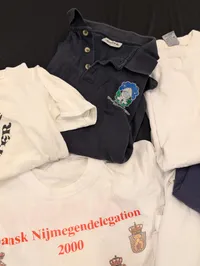 Samling af militære og maritime T-shirts og poloer, herunder Nijmegen-march