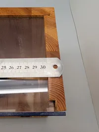 Modelkanon af træ og metal i glasmontre