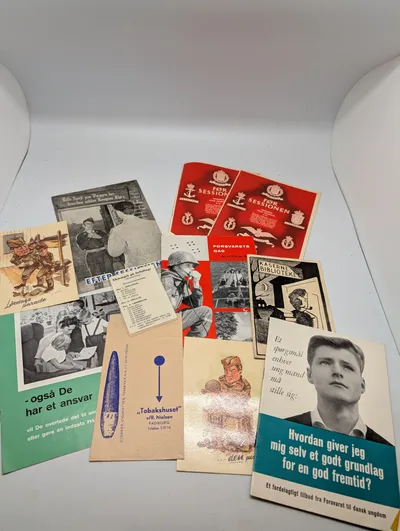 Samling af danske militære informationspjecer og postkort, ca. 1950-1960