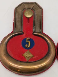 Et par antikke Tysk epauletter med numrene 5 og 7