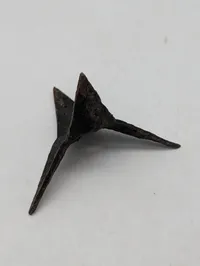 Antik smedet jern-fodangel (caltrop) med fire spidser Engelsk WW2 SOE 