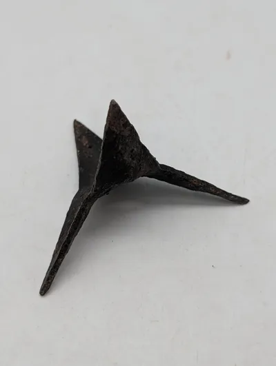 Antik smedet jern-fodangel (caltrop) med fire spidser Engelsk WW2 SOE 