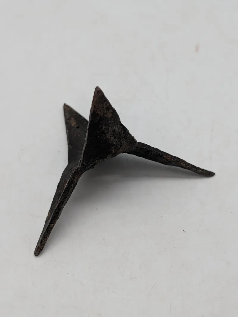Antik smedet jern-fodangel (caltrop) med fire spidser Engelsk WW2 SOE 