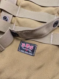 Militær taktisk bryst-rig og MOLLE-panel i coyote tan
