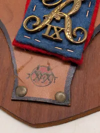 Dansk militær mindeplade med emblemer Livgarden