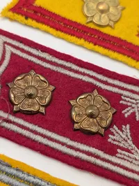 Tre finske militære kravemærker med rosetter WW2