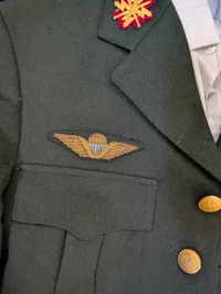 Dansk Forsvaret M/69 Tjenesteuniform med faldskærmsemblemer