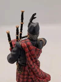 Skotsk Sækkepibespiller Figur i Traditionel Kilt
