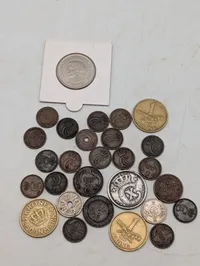 Samling af danske mønter, herunder 10 Kroner 1986 og Skilling Banco